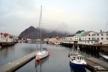 在阴云的一天里 挪威北部无声小港图片