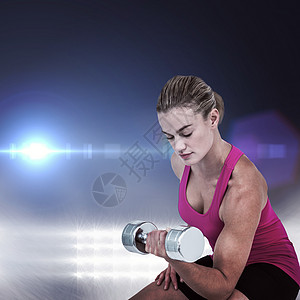 肌肉女性用哑铃进行锻炼的复合形象聚光灯健身房器材男性力量新闻女士体质健美健身图片