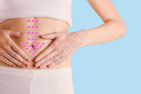 苗瘦女人触摸肚子的复合图像腹部蓝色箭头数字福祉双手女性生活方式消化身体图片