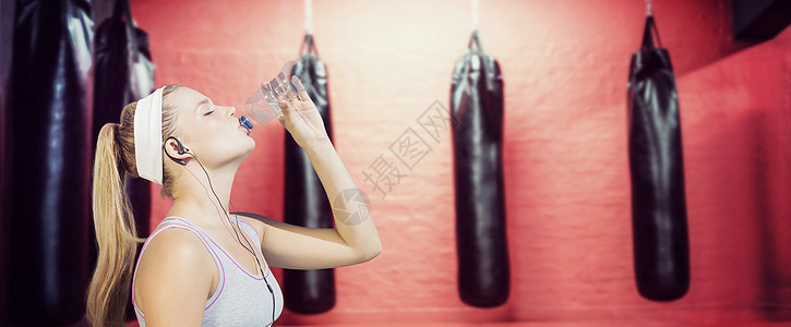 运动型金发佳水的复合形象健身房运动俱乐部听力沙袋女性文胸健身室栅栏拳击图片