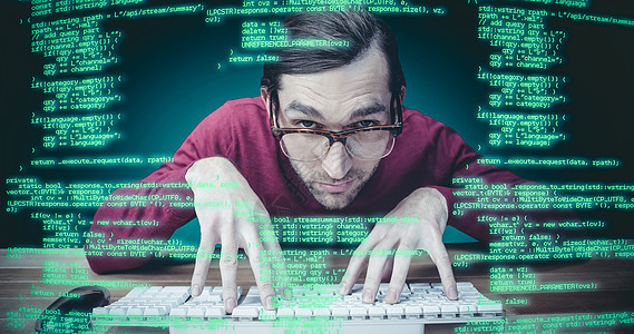 在计算机键盘上打字时戴眼眼镜的人的复合图像图片