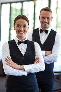 等待工作人员对镜头微笑马甲团队男性职员男人女性领结服务员餐厅酒店图片