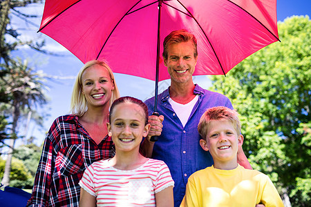 家庭在保护伞下的地位女性安全男生公园服装母亲女儿快乐童年草地图片