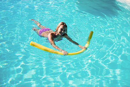 在游泳池中游泳的妇女泳装水池女性房子闲暇阳光池面沙滩日光浴假期图片