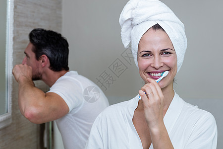 夫妻在浴室刷牙 洗手间女士牙刷牙科住所毛巾打扫卫生男性男人家庭生活图片