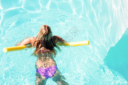 在游泳池中游泳的妇女晴天比基尼水池沙滩享受泳装阳光女性游泳衣假期图片