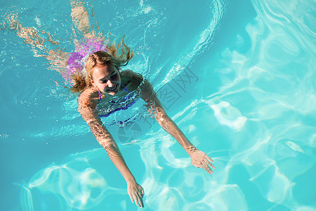 在游泳池中游泳的妇女泳装比基尼阳光日光浴游泳衣别墅享受晴天假期女性图片
