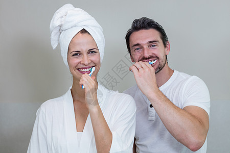 夫妻在浴室刷牙 洗手间公寓住所女性家庭微笑房子女士毛巾健康口腔图片