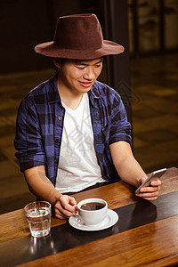 使用智能手机的人商业杯子活动屏幕快乐咖啡女士玻璃闲暇餐厅图片