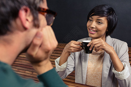 一起喝咖啡的情侣女士男人食堂微笑餐厅行业混血咖啡馆享受咖啡图片