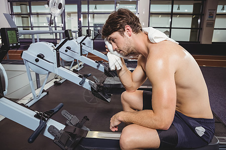 疲累的人在健身后擦脸男人锻炼膀子闲暇竞技训练健身房男性健身室专注图片