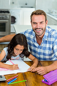 父亲与女儿在家写书时快乐的父亲图片