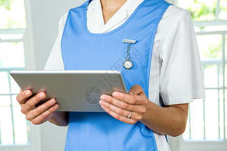 持有数码平板电脑的护士中产部图片
