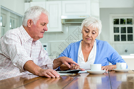 年长夫妇在桌边坐着时有文件的老年夫妇图片