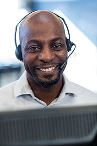 戴耳机的电脑操作员办公室技术领导服务台管理人员公司电脑显示器服务男人热线图片