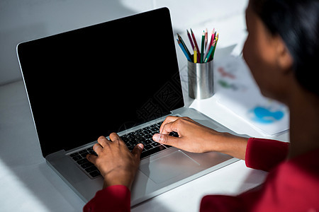 办公室使用膝上型电脑的妇女沟通管理人员女士休闲职员企业家职业职场电子女性图片