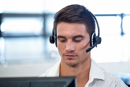 戴耳机的电脑操作员休闲服务台商业职员服务桌子管理人员呼叫客户办公室图片