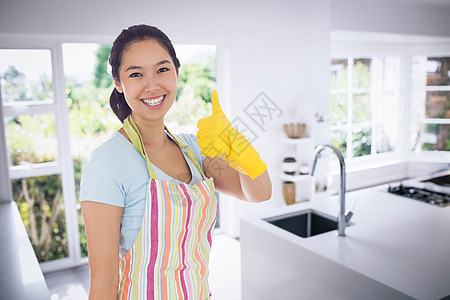 女性穿着清洁衣 举起拇指的复合形象玻璃家庭生活橱柜围裙家务炉顶工作服家政快乐电饭煲图片