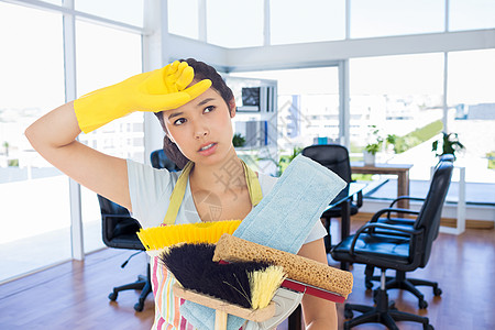 手持清洁工具的疲劳妇女综合图像拖把厌倦办公室家政家务塑胶椅子黑发工作服家具图片