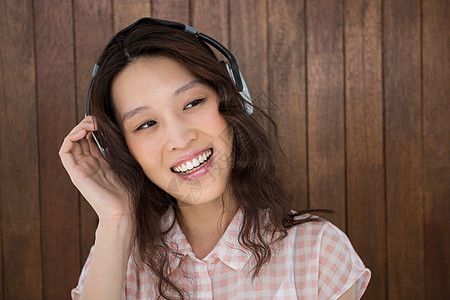 听音乐的歇斯底尔妇女桌子计算机商务听力旋转快乐职业数字插图人士图片