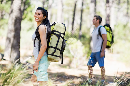 女人微笑和装着背包冒险家男性闲暇农村登山草地远足娱乐环境女性图片