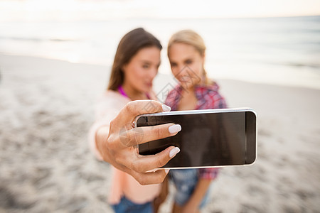 朋友自拍感情技术亲密感微笑海滩服装手机电话假期跑步图片