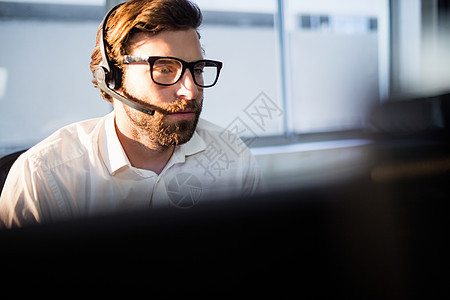 戴眼镜的商务人士在计算机上工作领带办公室职业眼镜男性旋转职场沟通键盘屏幕图片
