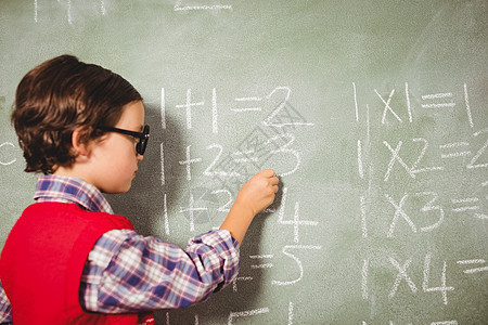 男孩在黑板上用粉笔写字眼镜专注小学班级童年教育幼儿园小学生写作方程图片