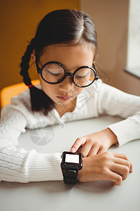 穿着聪明手表的学童童年技术智能幼儿园课堂学校学习移动女孩设备图片