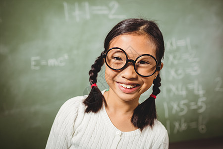 女孩站在黑板的前面小学教育眼镜知识瞳孔女性班级课堂方程幼儿园图片