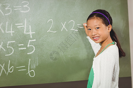 女孩在黑板上用粉笔写字学校小学瞳孔写作课堂小学生童年女性知识教育图片