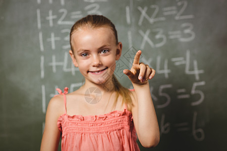 女孩站在黑板的前面学校数学早教手指幼儿园小学生瞳孔学习微笑课堂图片