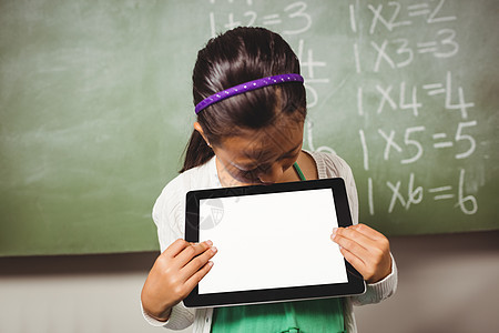 女孩拿着一块石板班级平板学习电脑黑板教育方程早教滚动瞳孔图片
