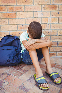 悲哀的男孩 他的头跪在膝上膝盖幼儿园瞳孔学习苦难知识小学悲伤楼梯忧郁图片