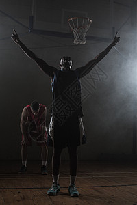 胜利的篮球运动员举起双臂竞赛篮子乐趣享受娱乐性训练空气深色欺骗播放器图片