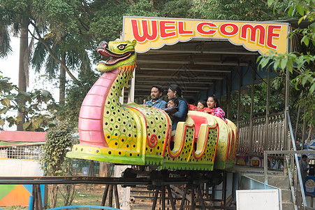 龙年逛庙会之敲鼓壮观的游乐园之旅和区 以风景优美的花园兜风和休闲活动而闻名的欢乐之城 印度加尔各答 2020 年 1 月旅游技术传统假期公共公园背景