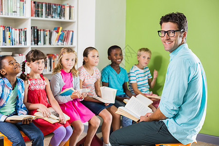 图书馆的教师和学生阅读书老师知识男人女学生眼镜团结女性学校微笑阅读图片