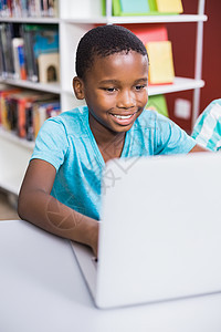 在图书馆使用笔记本电脑的中小学生学生童年学校技术知识沟通教育互联网黑色微笑图片