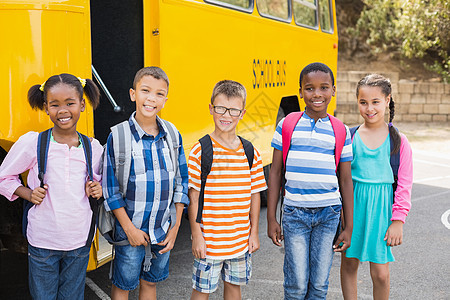 微笑的孩子们一起站在校车前书包朋友们休闲男性小学生童年男生黑色女性服装图片