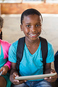 在学校使用数字平板电脑对在校男孩微笑男生黑色教育服装互联网小学触摸屏学生女性学习图片