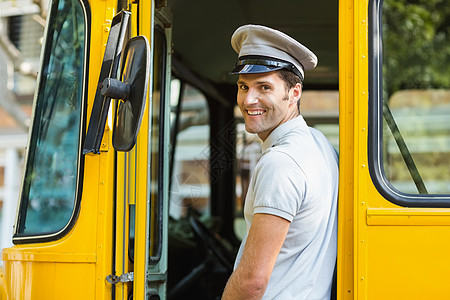 公共汽车司机在进入公共汽车时微笑图片