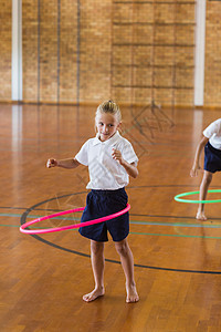 女学生在学校体育馆玩hula hoop图片