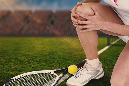 受伤网球手综合图象疼痛运动专注播放器游戏痛苦竞赛运动鞋女性蓝天图片