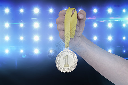 运动员在胜利后获得金牌的复合形象徽章领导绘图竞赛成就蓝色聚光灯游戏荣誉奖牌图片