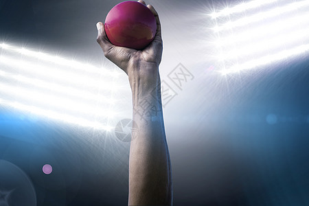 握着红色球手的复合图像手臂手指男人铅球男性黑色聚光灯图片