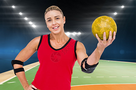 女性运动员的复合形象 手持手球手肘板闪光播放器游戏闲暇训练力量场地体育场活力精力图片