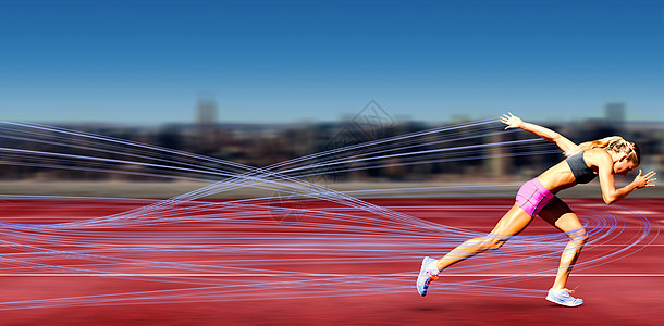 运动女性竞跑的复合形象轨道金发女郎专注计算机头发练习草地赛道短跑浅色图片
