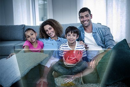 家庭综合形象正在电视上观看体育节目乐趣男生母亲运动员喜悦客厅沙发女性女孩房子图片