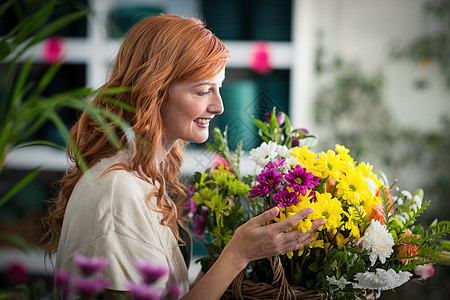 快乐的花女 拿着一篮子鲜花女士区系花束服务黄色柳条职业花店女性植物图片