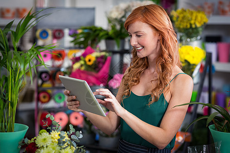 在花店使用数字药片的女花商花园服务区系电脑花艺植物零售女性平板快乐图片